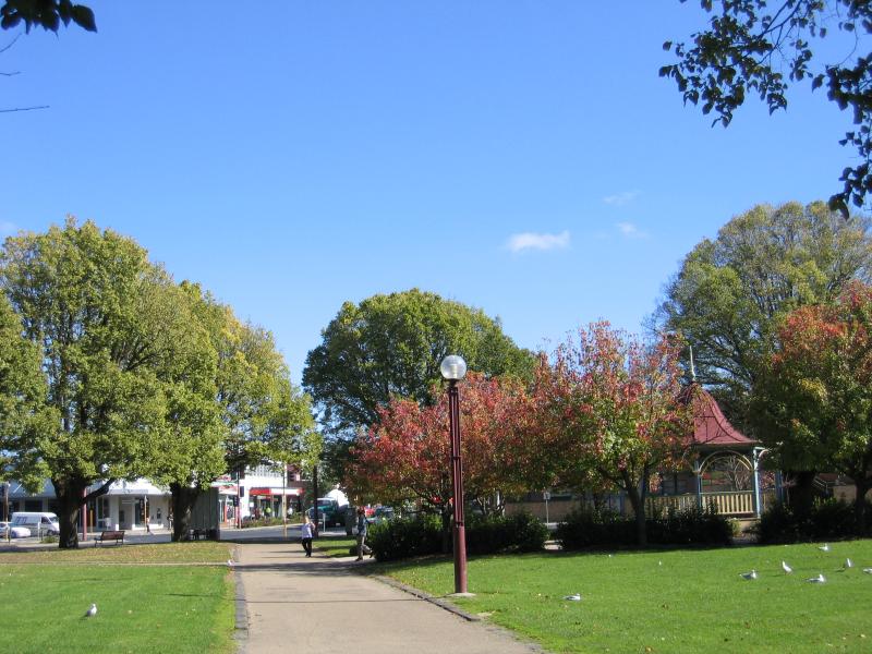 Colac - Memorial Square, Murray Street: View west towards intersection of Murray St and Gellibrand St