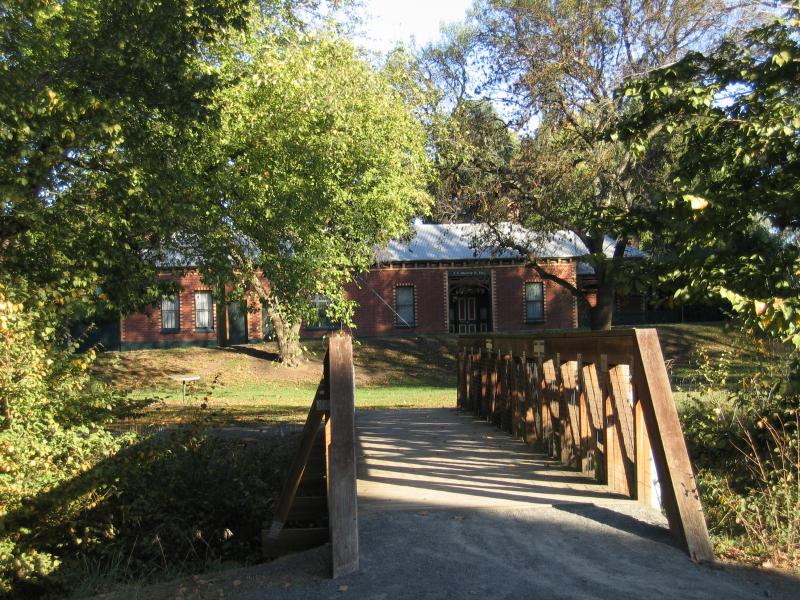 Colac - Sculpture Park, Murray Street at Barongarook Creek: Footbridge across Barongarook Creek