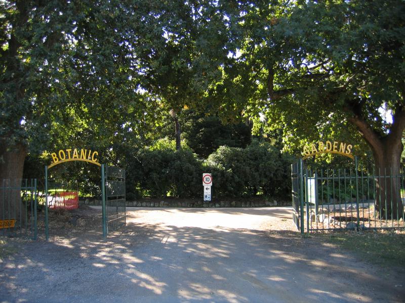 Colac - Botanic Gardens, Fyans Street: Entrance to Botanic Gardens, Fyans St at Queen St
