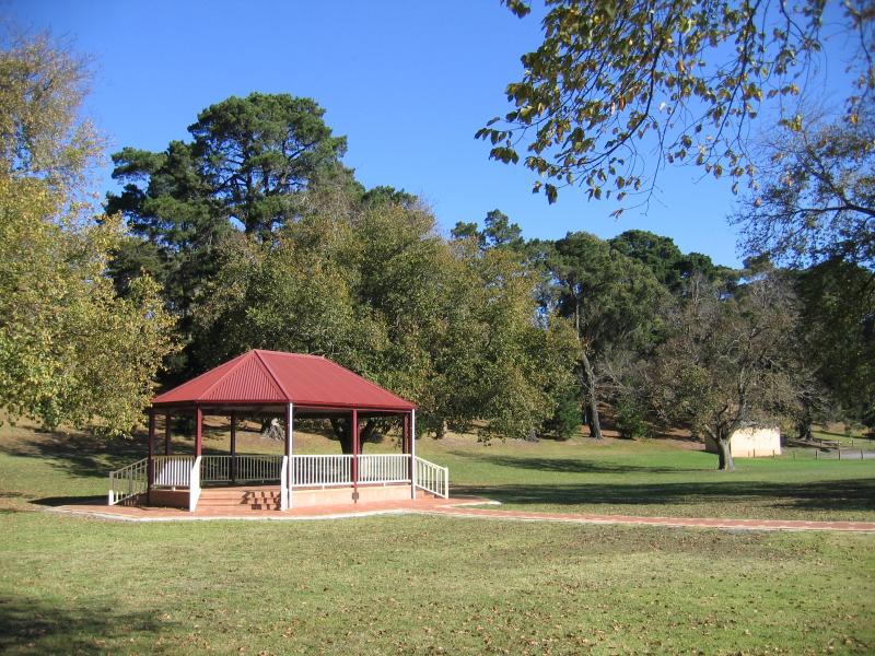Colac - Lake Colac near Botanic Gardens: Shelter on foreshore