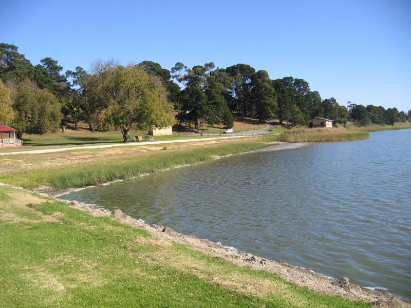 Colac - Lake Colac near Botanic Gardens: View west along foreshore towards Rowing Club