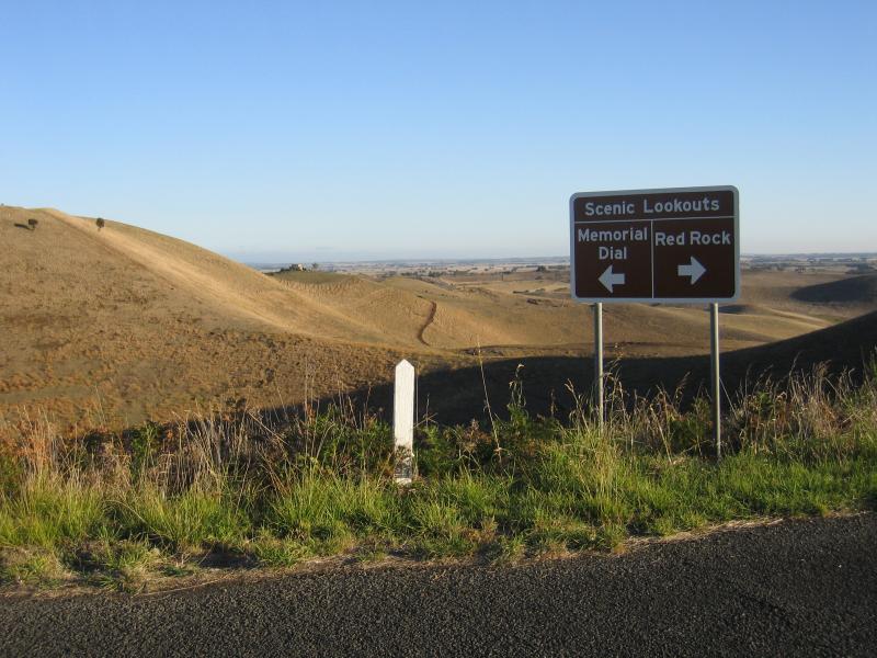 Colac - Red Rock main lookout: Intersection of road to lookout and to memorial dial