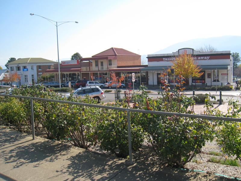 Corryong - Shops and commercial centre, Hanson Street: View north across Hanson St on west side of Donaldson St
