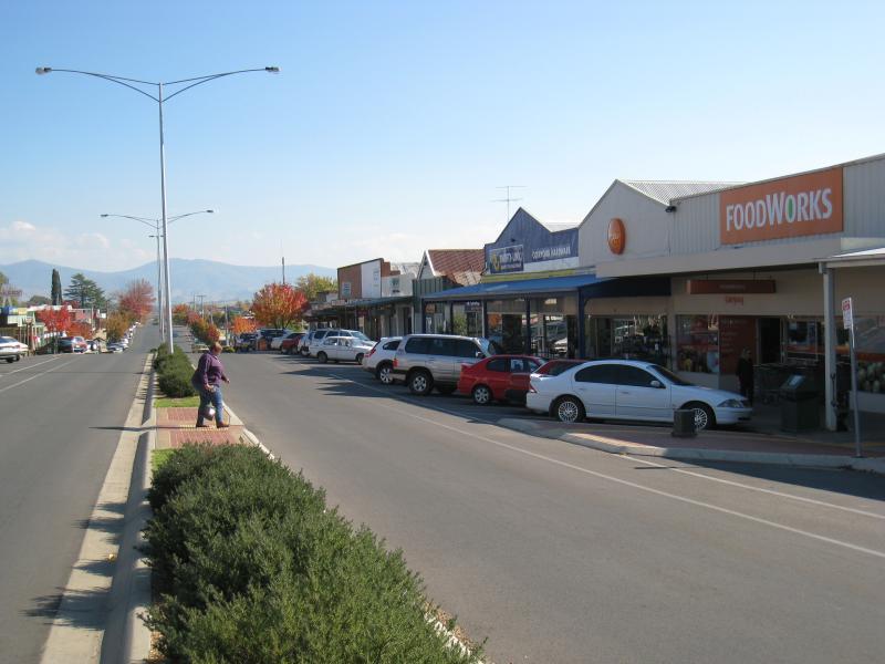 Corryong - Shops and commercial centre, Hanson Street: View south-west along Hanson St between Donaldson St and Jardine St