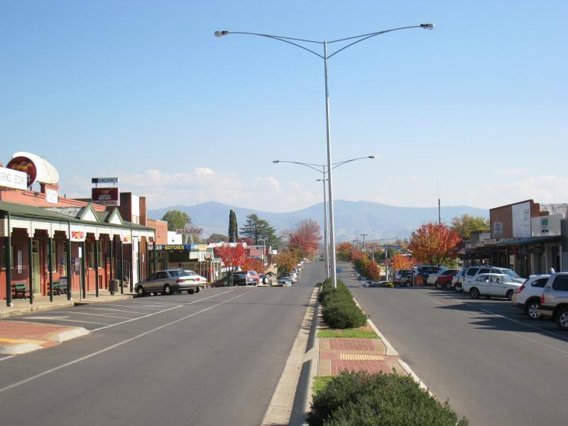 Corryong - Shops and commercial centre, Hanson Street: View south-west along Hanson St at Courthouse Hotel