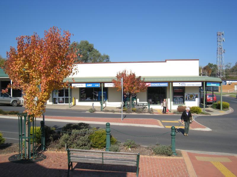 Corryong - Shops and commercial centre, Hanson Street: Corner Hanson St and Jardine St