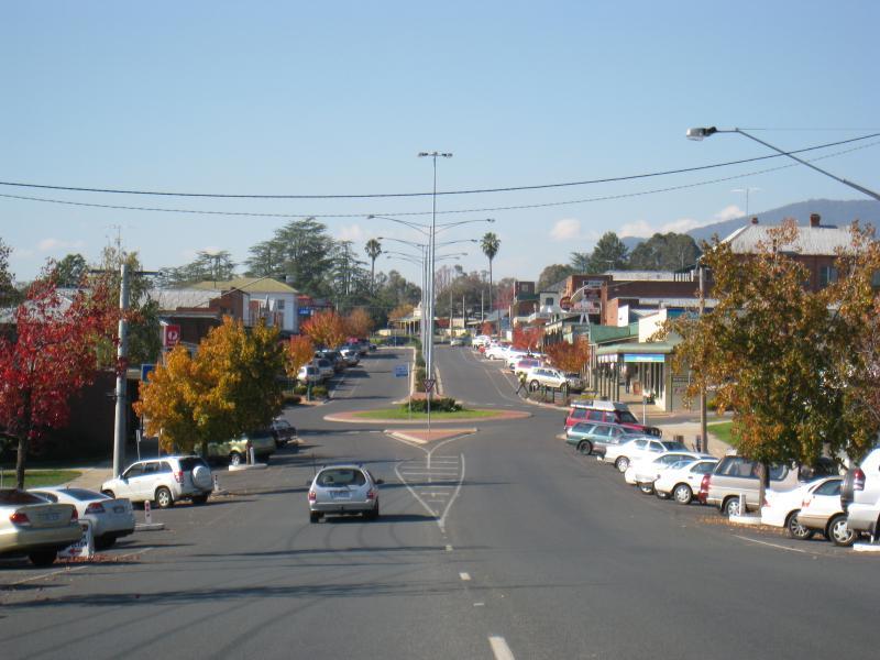 Corryong - Shops and commercial centre, Hanson Street: View north-east along Hanson St towards Jardine St