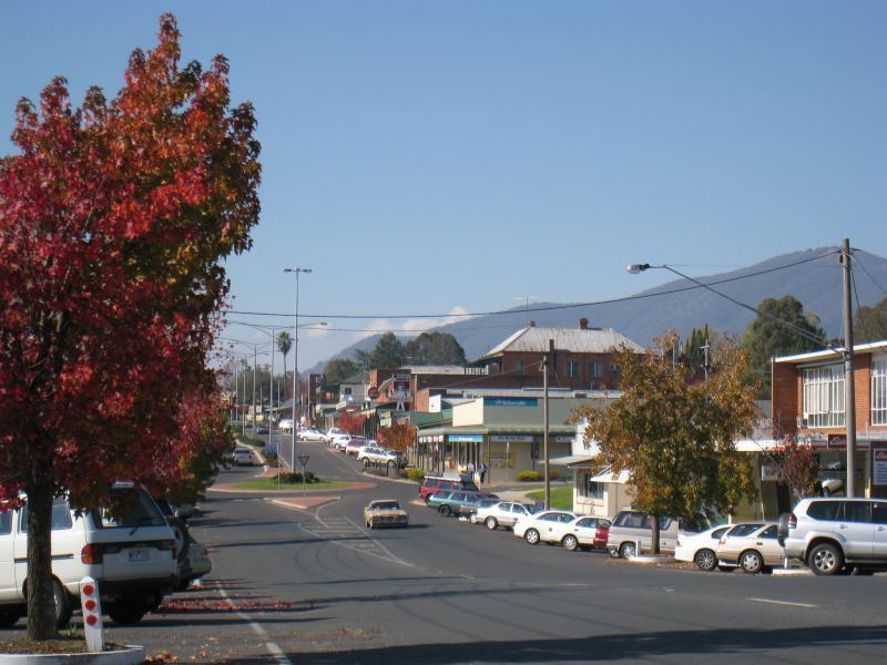 Corryong - Shops and commercial centre, Hanson Street: View north-east along Hanson St towards Jardine St