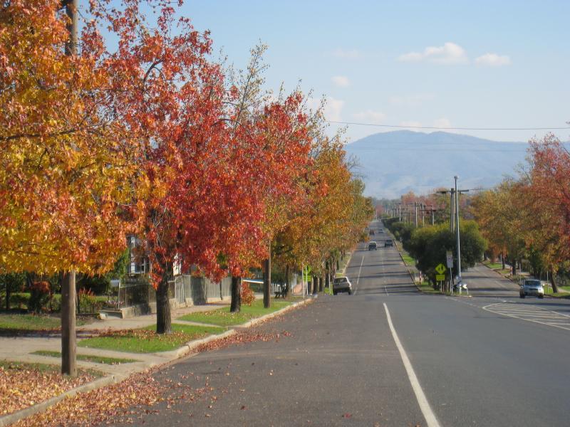 Corryong - Hanson Street west of Corryong's commercial centre: View south-west along Hanson St towards McKay St