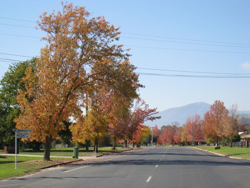 Corryong - Hanson Street west of Corryong's commercial centre: View north-east along Hanson St at Sugarloaf Rd