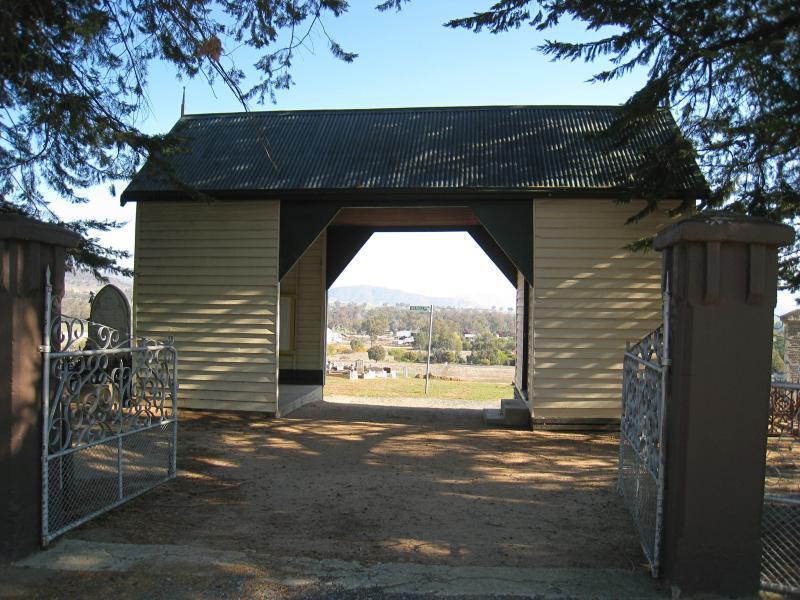 Corryong - Corryong cemetery and surroundings: Entrance at Parish La