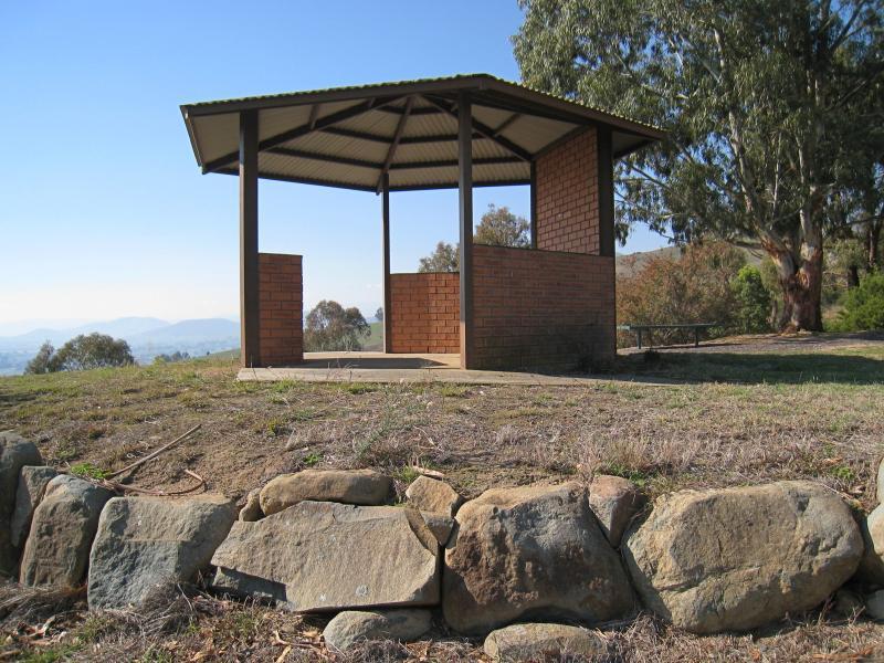 Corryong - Playles Lookout, Back Thowgla Road: Lookout shelter