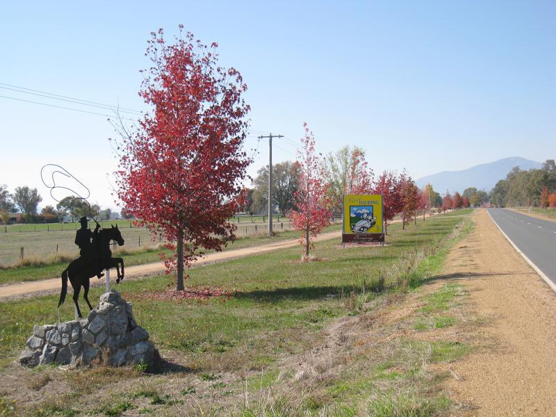 Corryong - Murray Valley Highway, west of Corryong: Stockman monument, view north-east along Murray Valley Hwy, 2&frac12; km from town centre