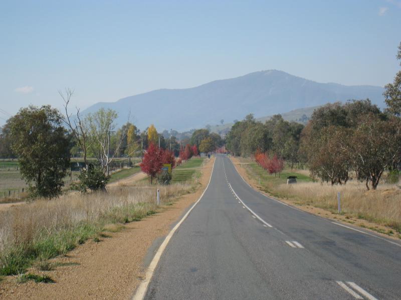 Corryong - Murray Valley Highway, west of Corryong: View north-east along Murray Valley Hwy, 3 km from town centre