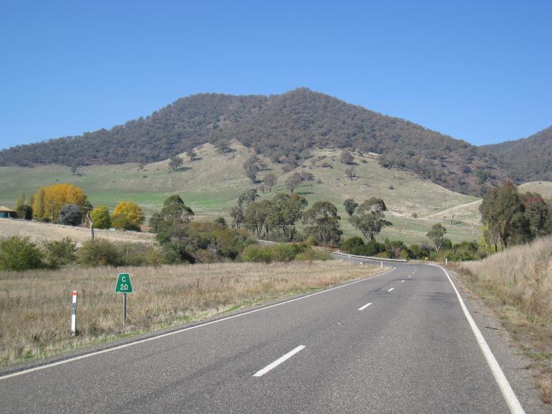 Corryong - Murray Valley Highway, west of Colac Colac: View east along Murray Valley Hwy, 20 km from Corryong
