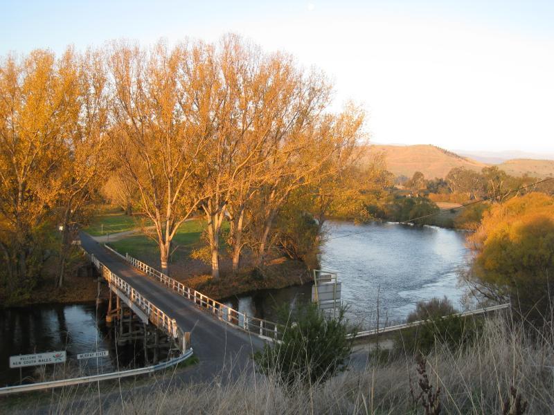 Corryong - Murray River at Towong (state border with N.S.W.): View from Sullivan St, east towards Murray River and bridge