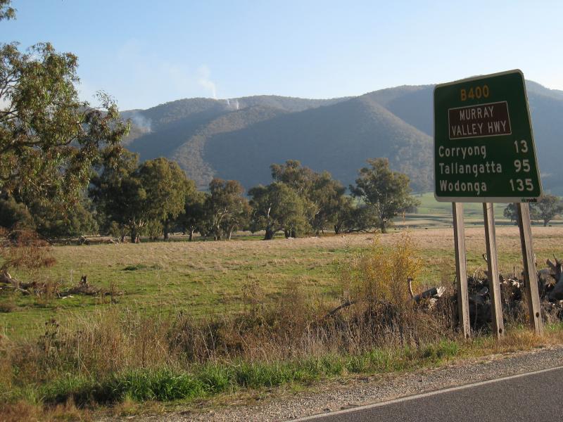 Corryong - Murray Valley Highway at Murray River (state border with N.S.W.): Southerly view on west side of river