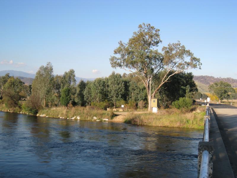 Corryong - Murray Valley Highway at Murray River (state border with N.S.W.): View east along river from bridge
