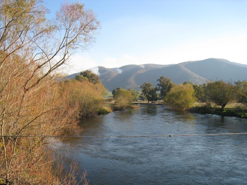 Corryong - Murray Valley Highway at Murray River (state border with N.S.W.): View south along Murray River from bridge