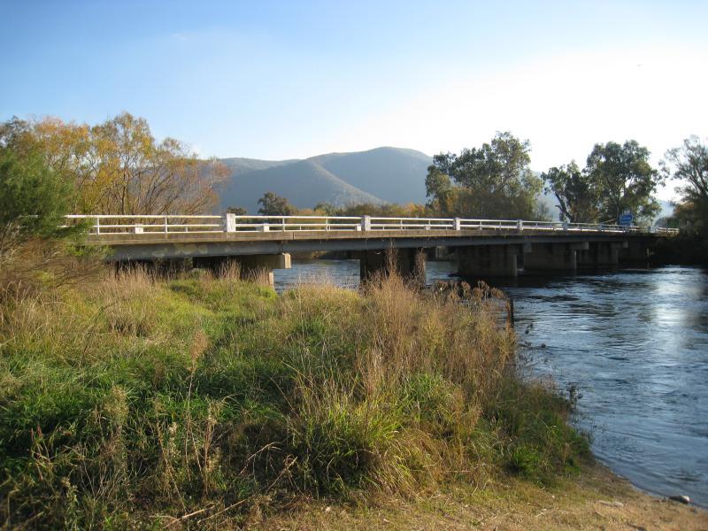 Corryong - Murray Valley Highway at Murray River (state border with N.S.W.): View south along Murray River towards bridge