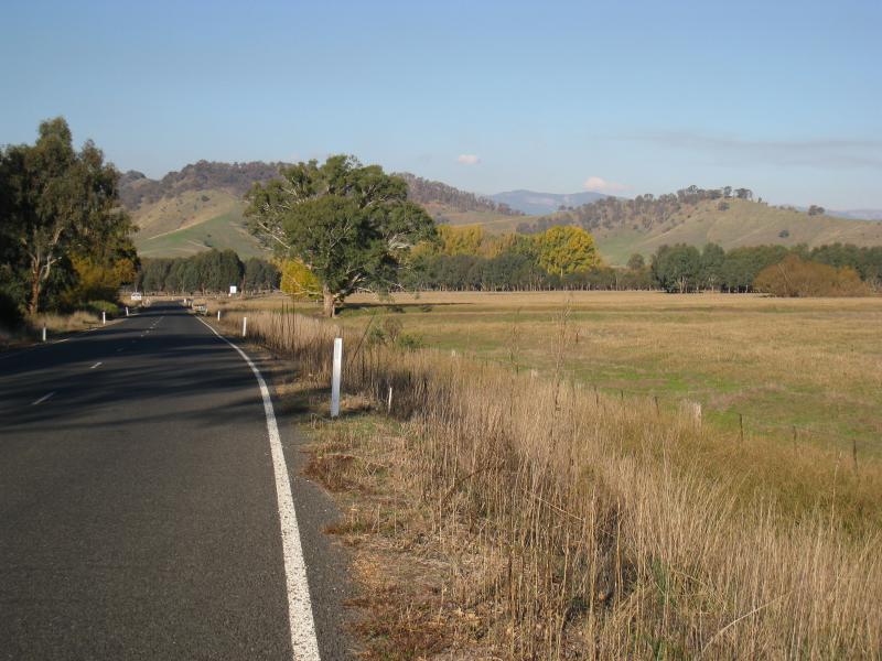 Corryong - Murray Valley Highway at Murray River (state border with N.S.W.): View east along Alpine Way, on east side of Murray River