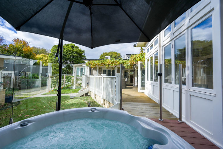 Cabin Charm - Hot Tub Bliss, Cowes