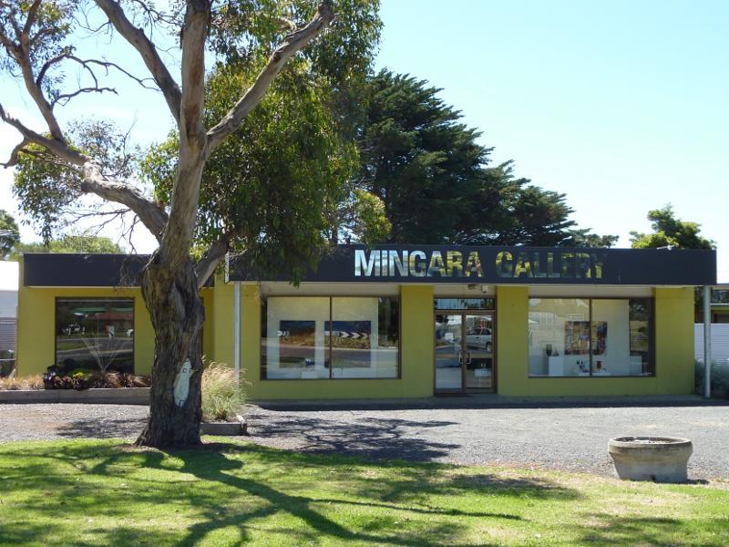 Cowes - Thompson Avenue south of Church Street: Mingara Gallery, corner Thompson Av and Ventnor Rd