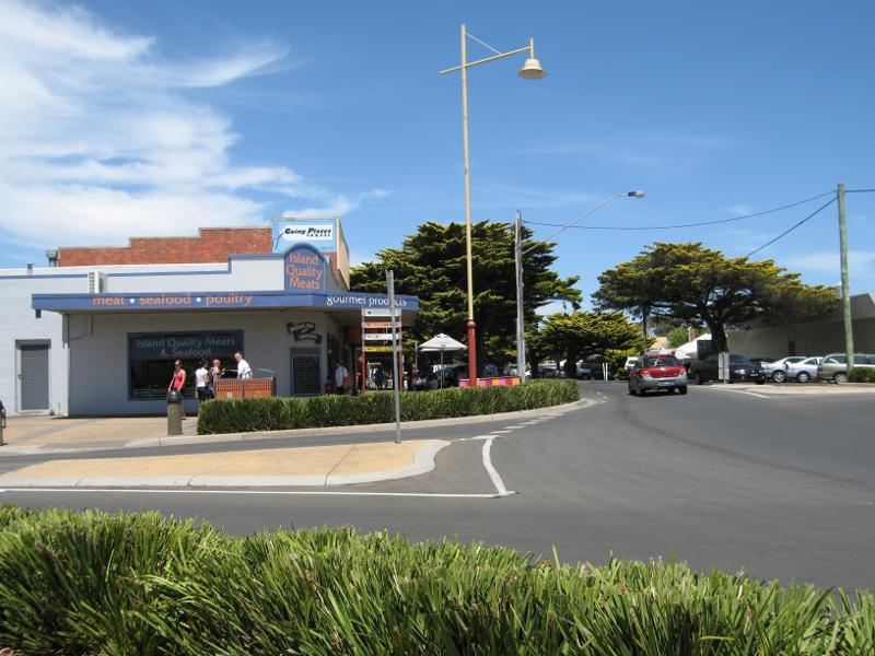 Cowes - Shops and commercial centre, Thompson Avenue north of Church Street: View south along Thompson Av at Chapel St