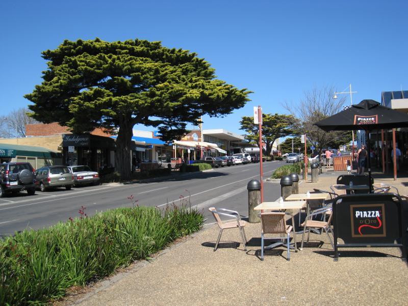 Cowes - Shops and commercial centre, Thompson Avenue north of Church Street: View south along Thompson Av between The Esplanade and Chapel St