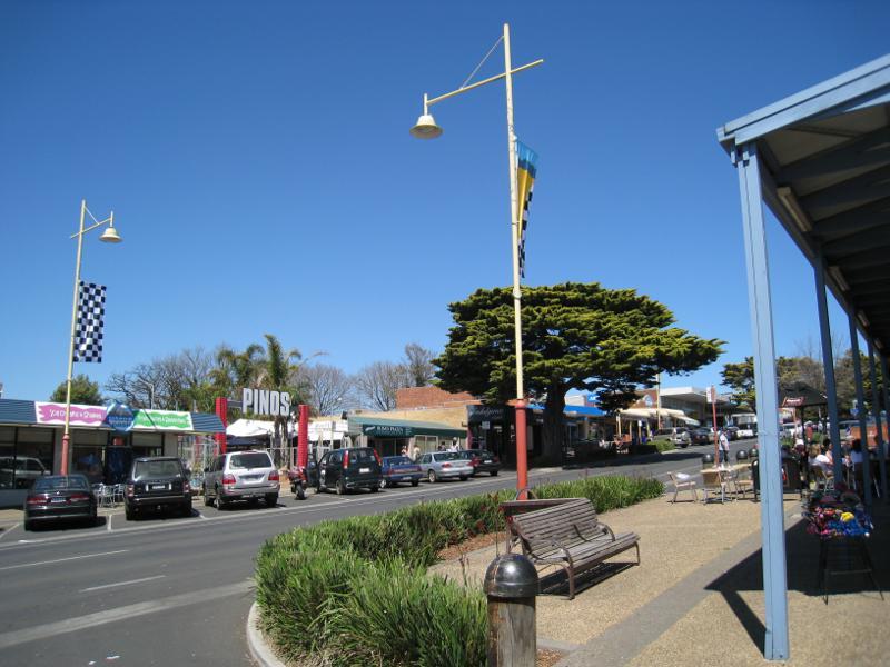 Cowes - Shops and commercial centre, Thompson Avenue north of Church Street: View south along Thompson Av between The Esplanade and Chapel St