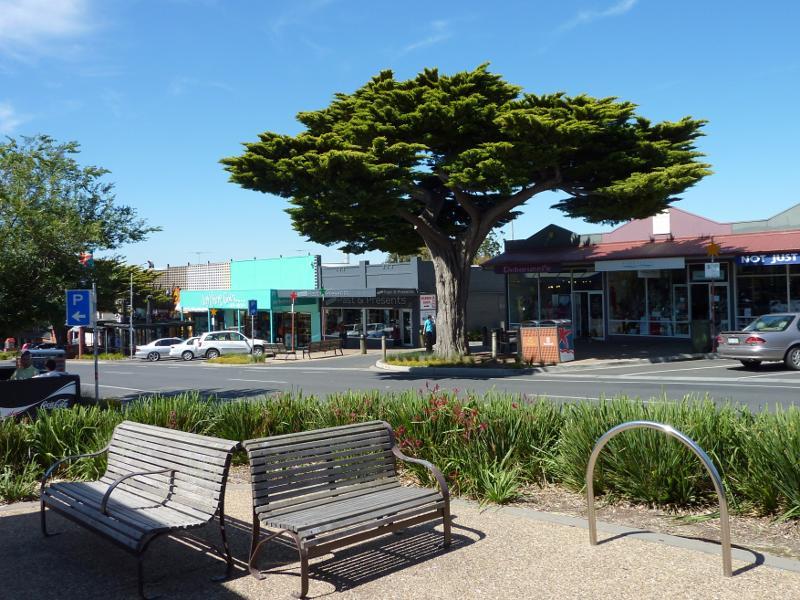 Cowes - Shops and commercial centre, Thompson Avenue north of Church Street: View east across Thompson Av between The Esplanade and Chapel St