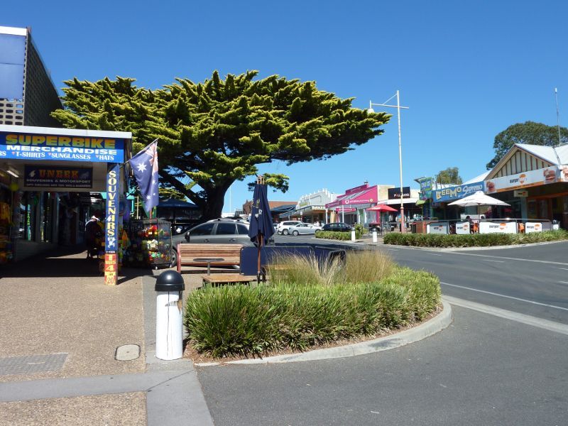 Cowes - Shops and commercial centre, Thompson Avenue north of Church Street: View south along Thompson Av between The Esplanade and Chapel St