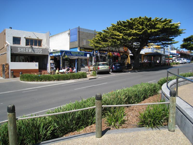 Cowes - Shops and commercial centre, Thompson Avenue north of Church Street: View east across Thompson Av near The Esplanade