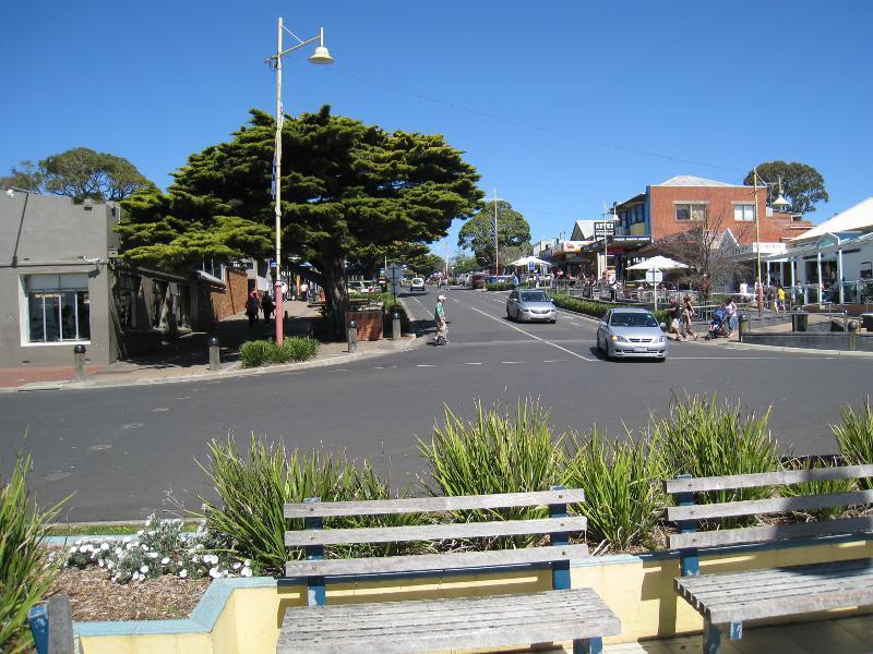 Cowes - Shops and commercial centre, Thompson Avenue north of Church Street - View south along Thompson Av from The Esplanade