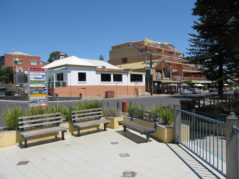 Cowes - The Esplanade: View west along The Esplanade at Thompson Av