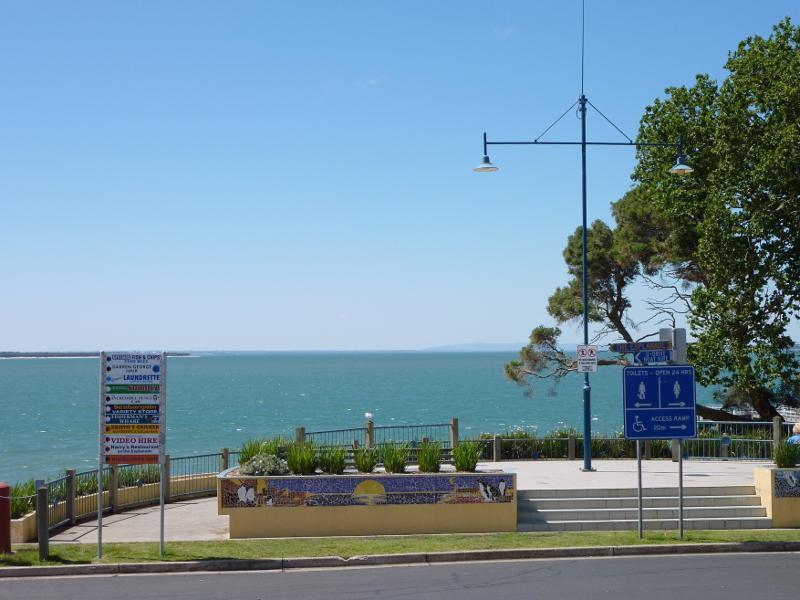 Cowes - The Esplanade: Viewing deck above toilets overlooking the beach opposite Thompson Av