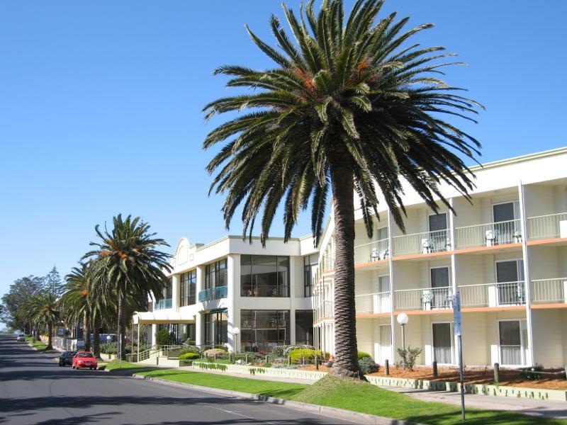 Cowes - The Esplanade: View east along The Esplanade at Bass Av towards the North Pier Hotel
