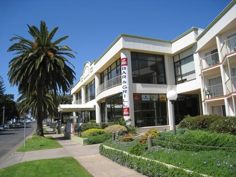 Cowes - The Esplanade: Entrance to the North Pier Hotel