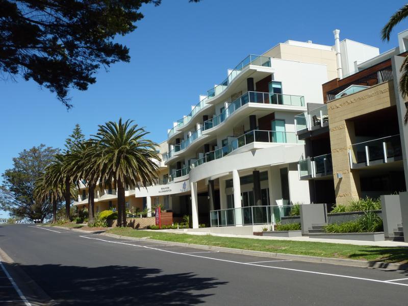 Cowes - The Esplanade: View east along The Esplanade between Findlay St and Steele St