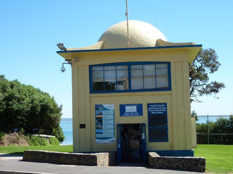 Cowes - Cowes Jetty, off The Esplanade: Cruise ticket office at jetty car park
