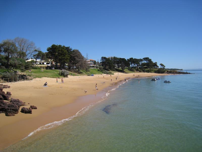 Cowes - Coast between Cowes Jetty and Mussel Rocks: View west along beach