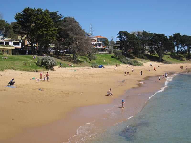 Cowes - Coast between Cowes Jetty and Mussel Rocks: View west along beach