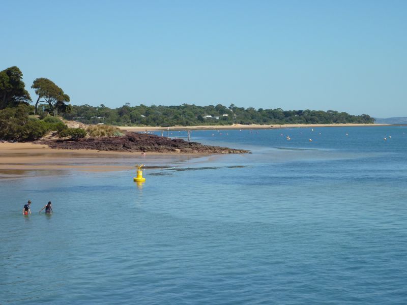Cowes - Coast between Cowes Jetty and Mussel Rocks: View west along beach towards Mussel Rocks and Richardson Point
