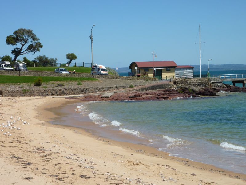 Cowes - Coast between Cowes Jetty and Erehwon Point: View west along beach towards jetty entrance