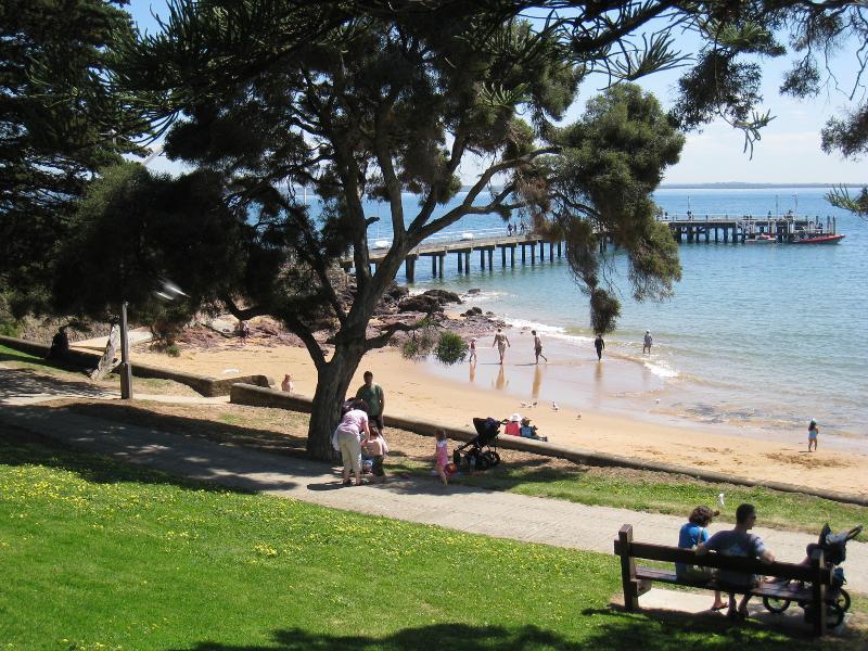 Cowes - Coast between Cowes Jetty and Erehwon Point: View from foreshore down to beach and jetty