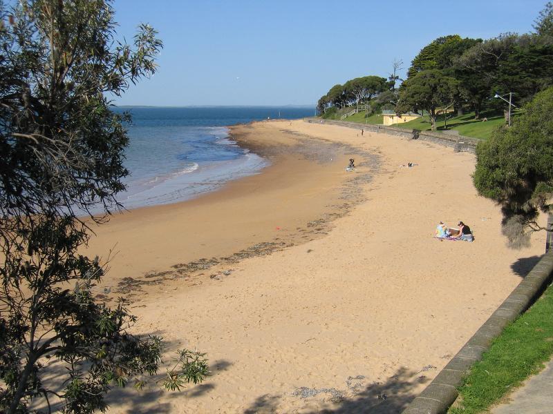 Cowes - Coast between Cowes Jetty and Erehwon Point: View east along beach