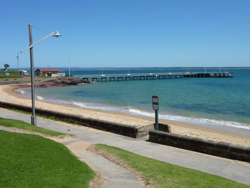 Cowes - Coast between Cowes Jetty and Erehwon Point: View across beach towards jetty