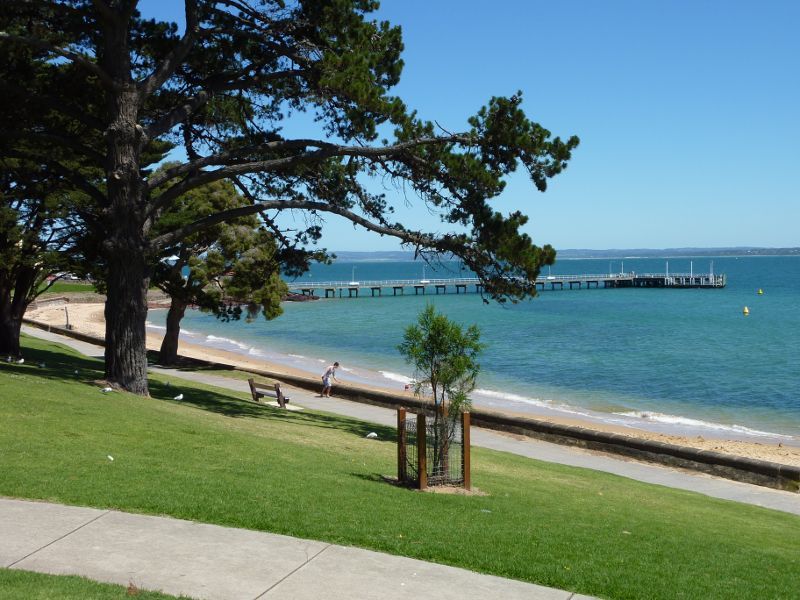 Cowes - Coast between Cowes Jetty and Erehwon Point: View west along foreshore towards beach and jetty