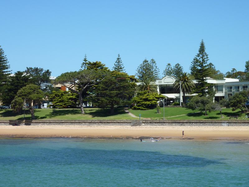 Cowes - Coast between Cowes Jetty and Erehwon Point: Beach and foreshore in front of the North Pier Hotel