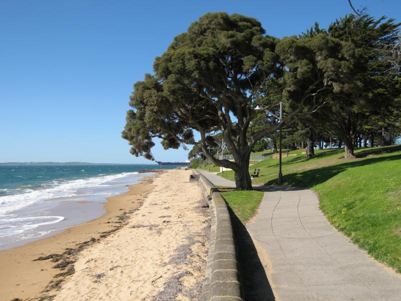 Cowes - Coast between Cowes Jetty and Erehwon Point: View east along foreshore and beach